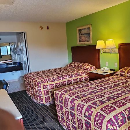 Forest City Rodeway Inn מראה חיצוני תמונה