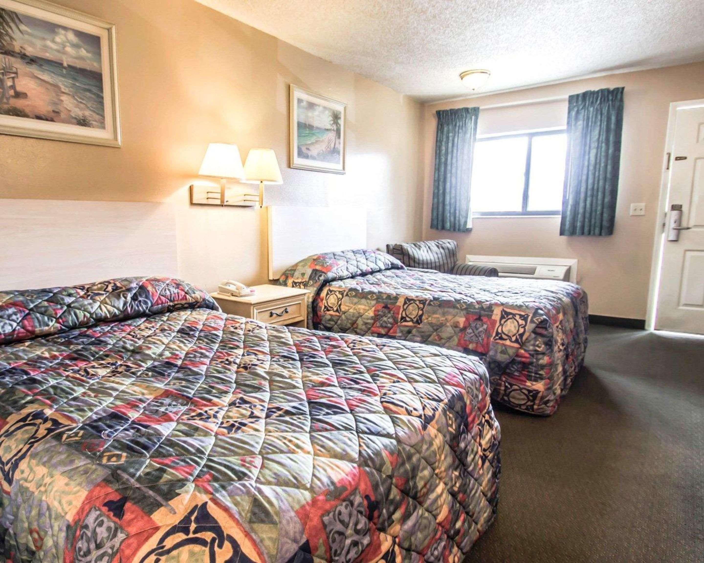 Forest City Rodeway Inn מראה חיצוני תמונה