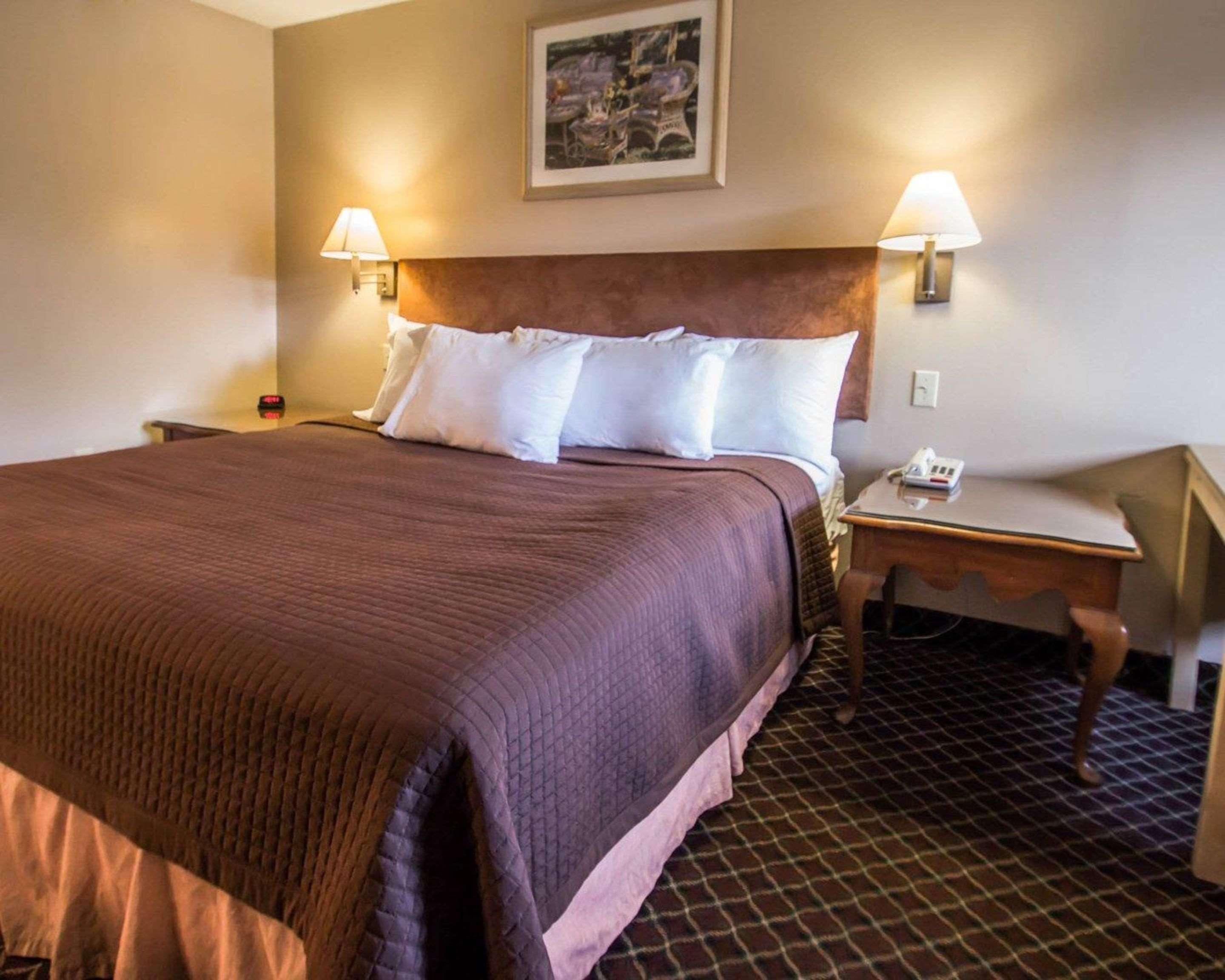 Forest City Rodeway Inn מראה חיצוני תמונה