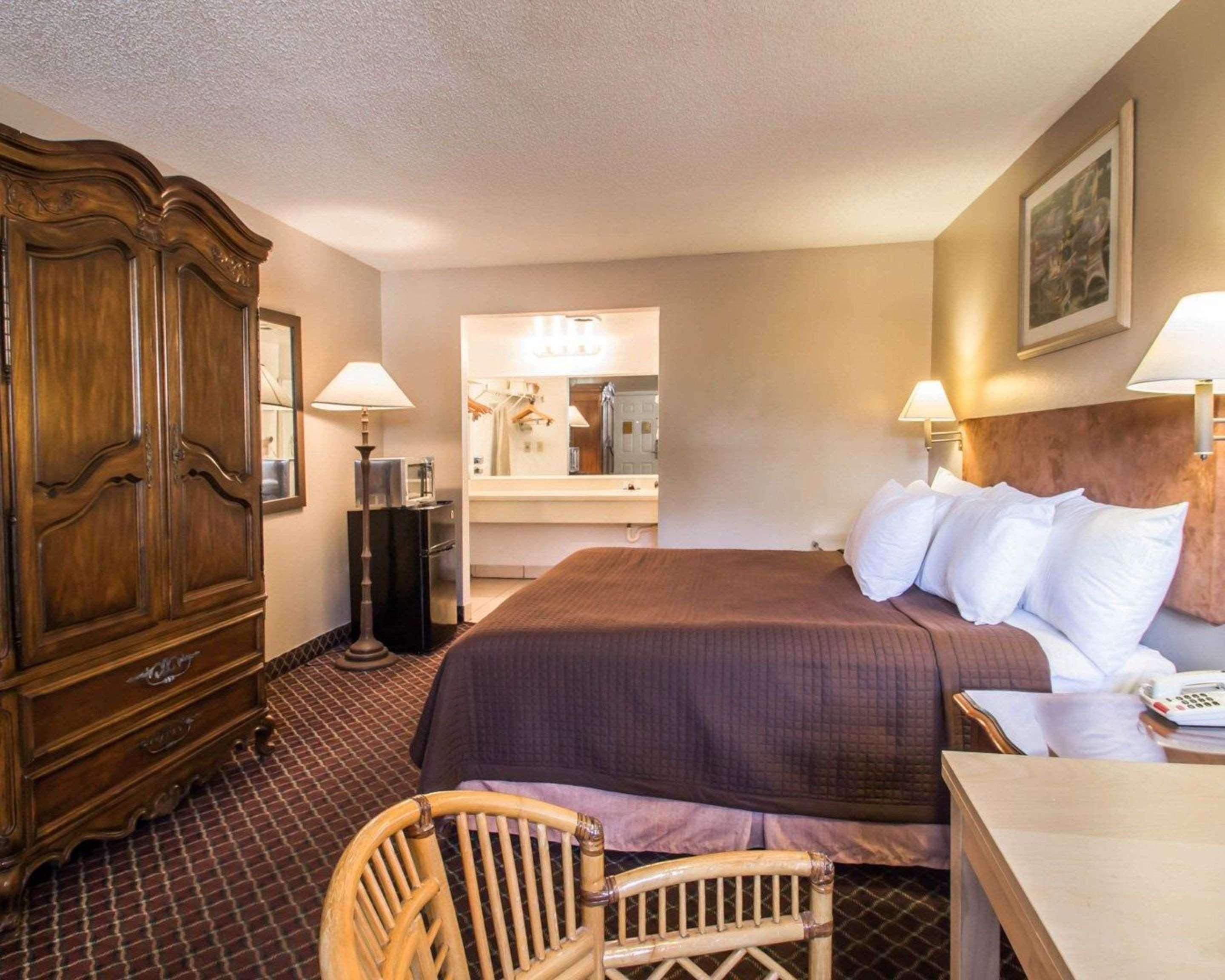 Forest City Rodeway Inn מראה חיצוני תמונה