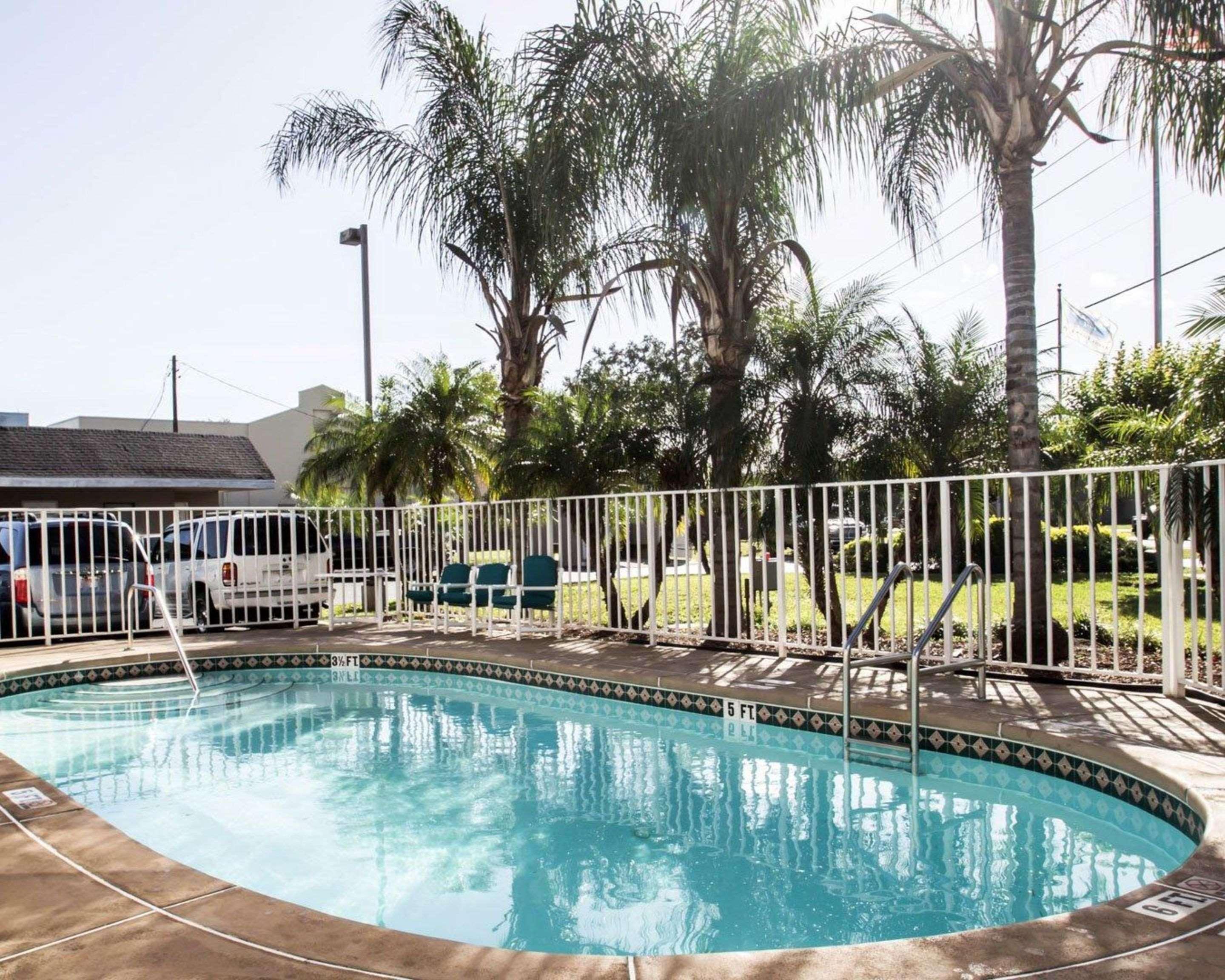 Forest City Rodeway Inn מראה חיצוני תמונה