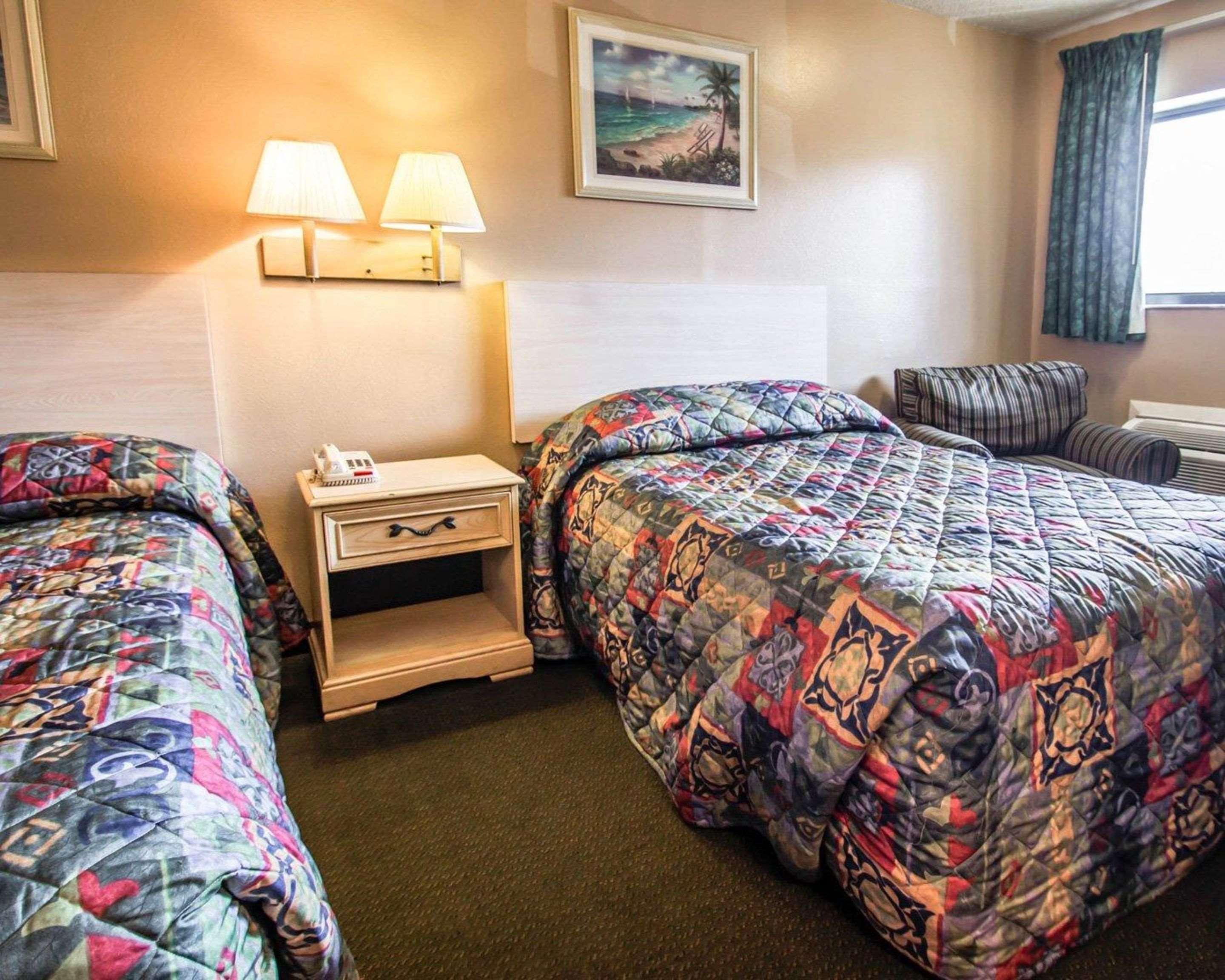 Forest City Rodeway Inn מראה חיצוני תמונה