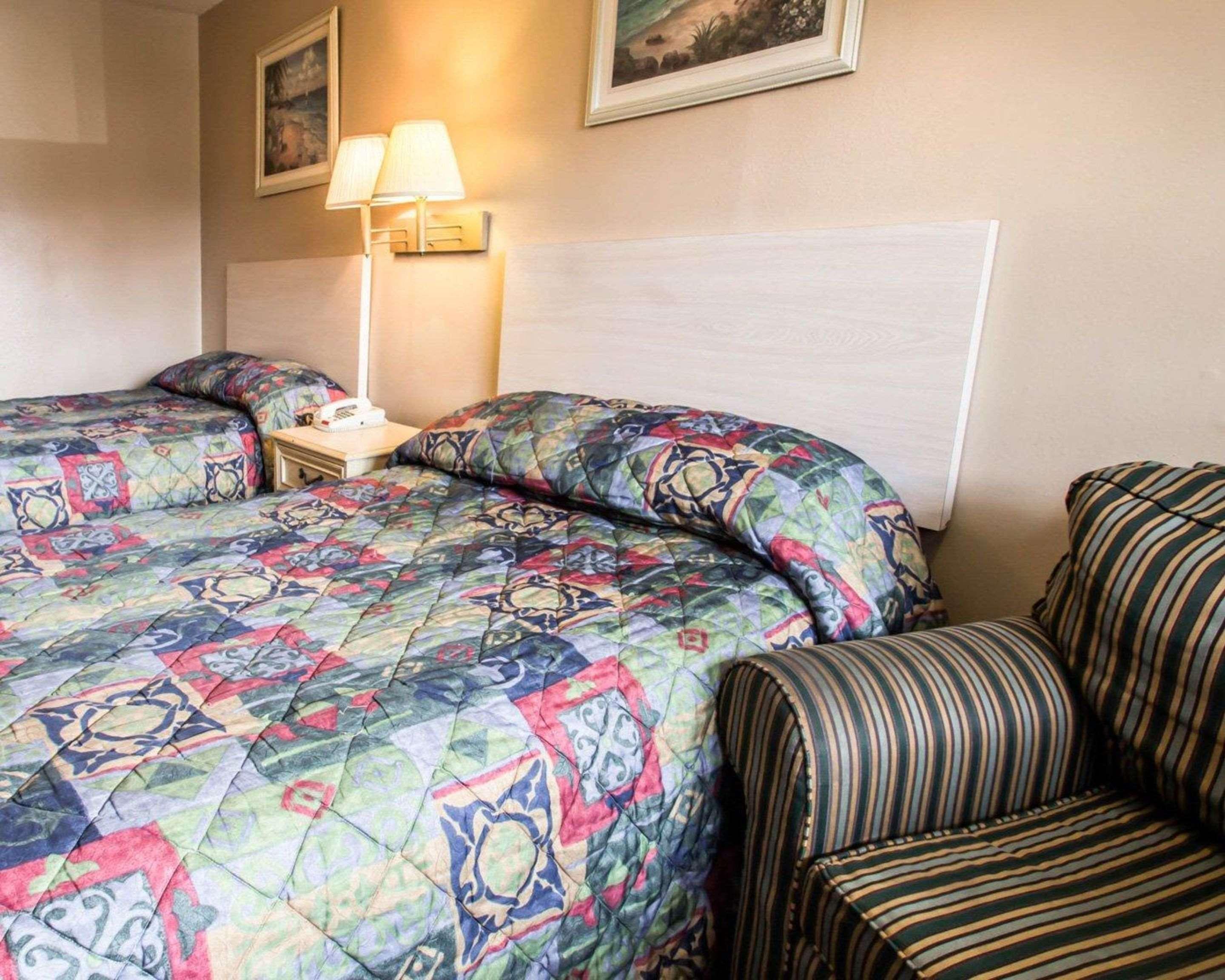 Forest City Rodeway Inn מראה חיצוני תמונה