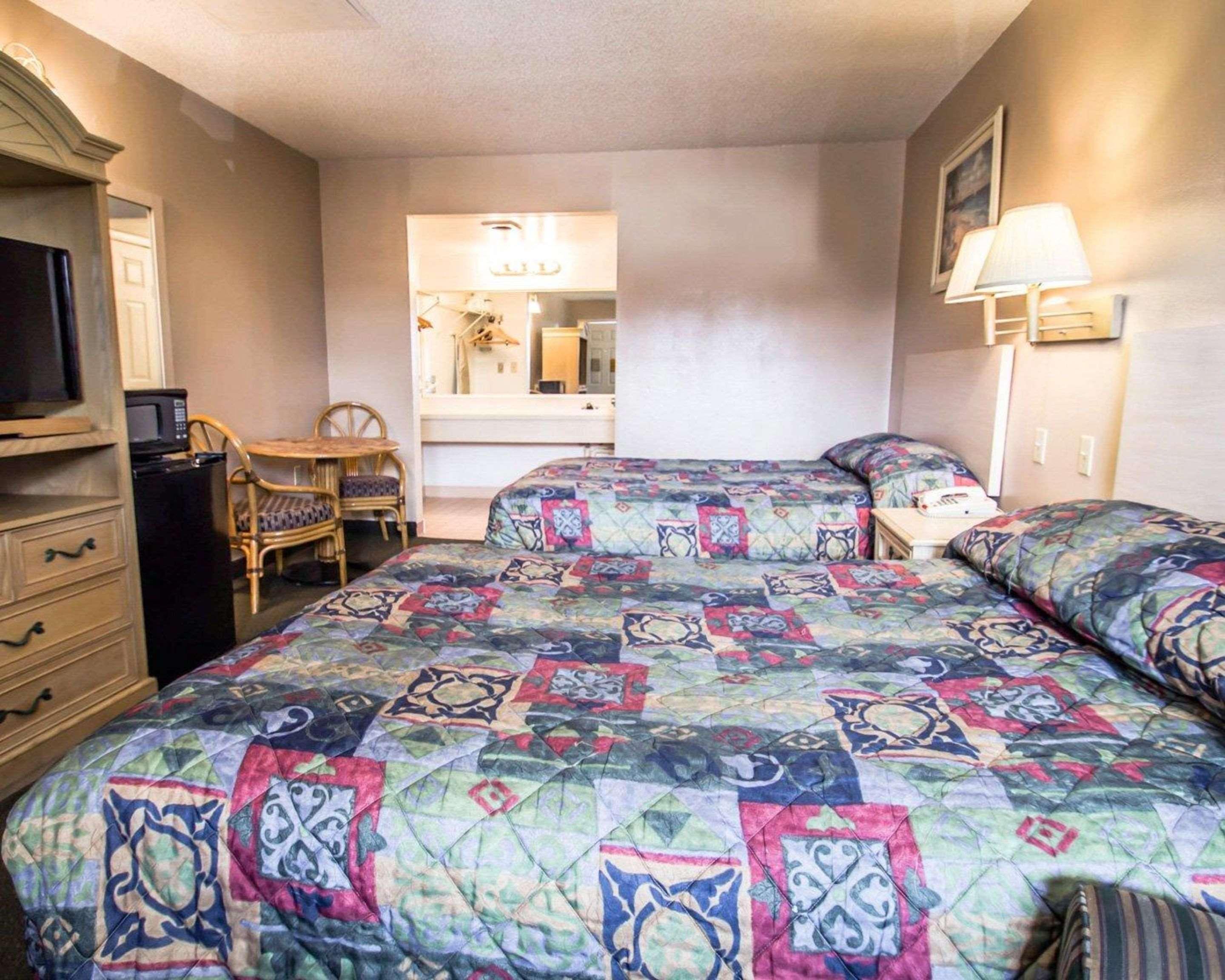 Forest City Rodeway Inn מראה חיצוני תמונה
