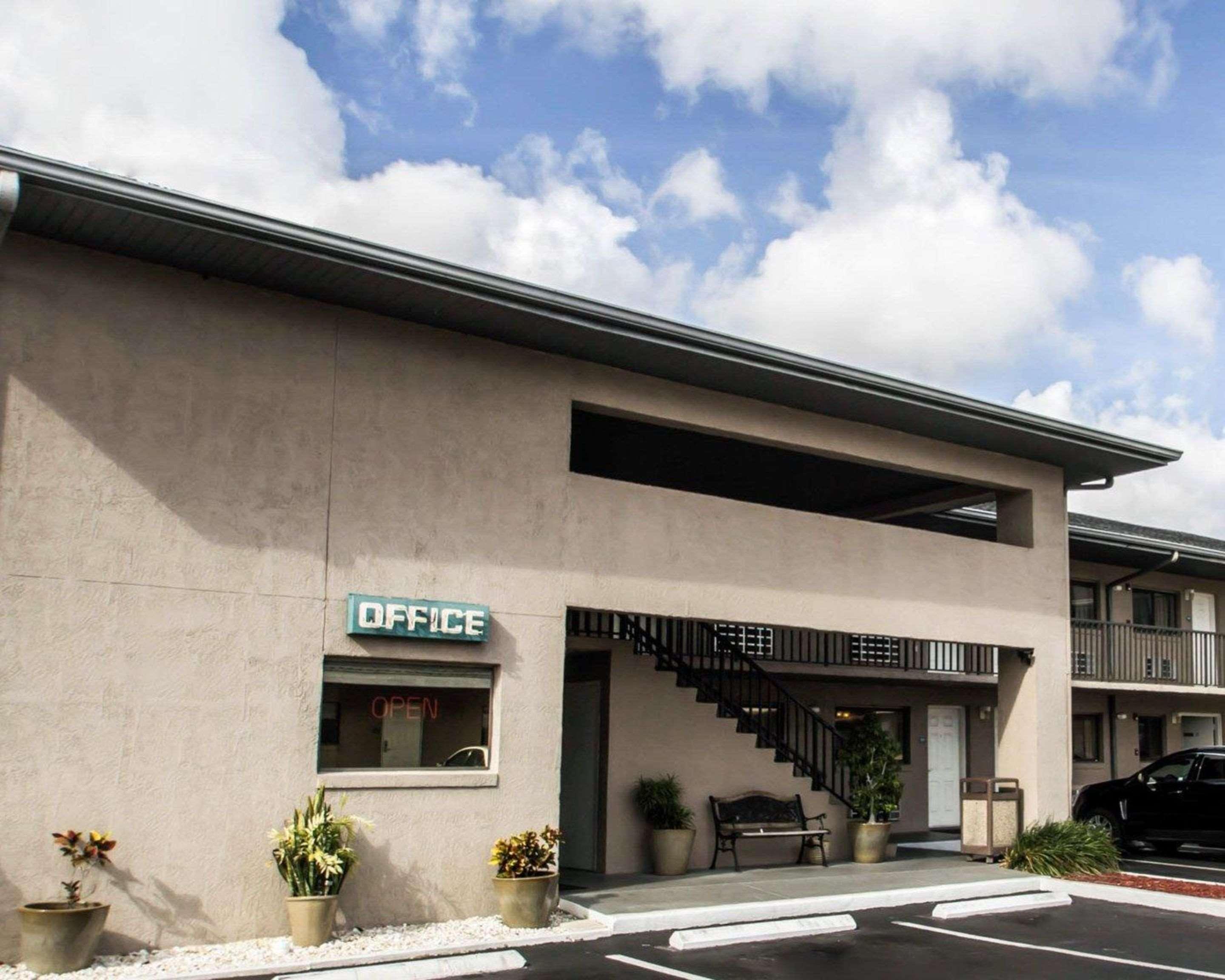Forest City Rodeway Inn מראה חיצוני תמונה