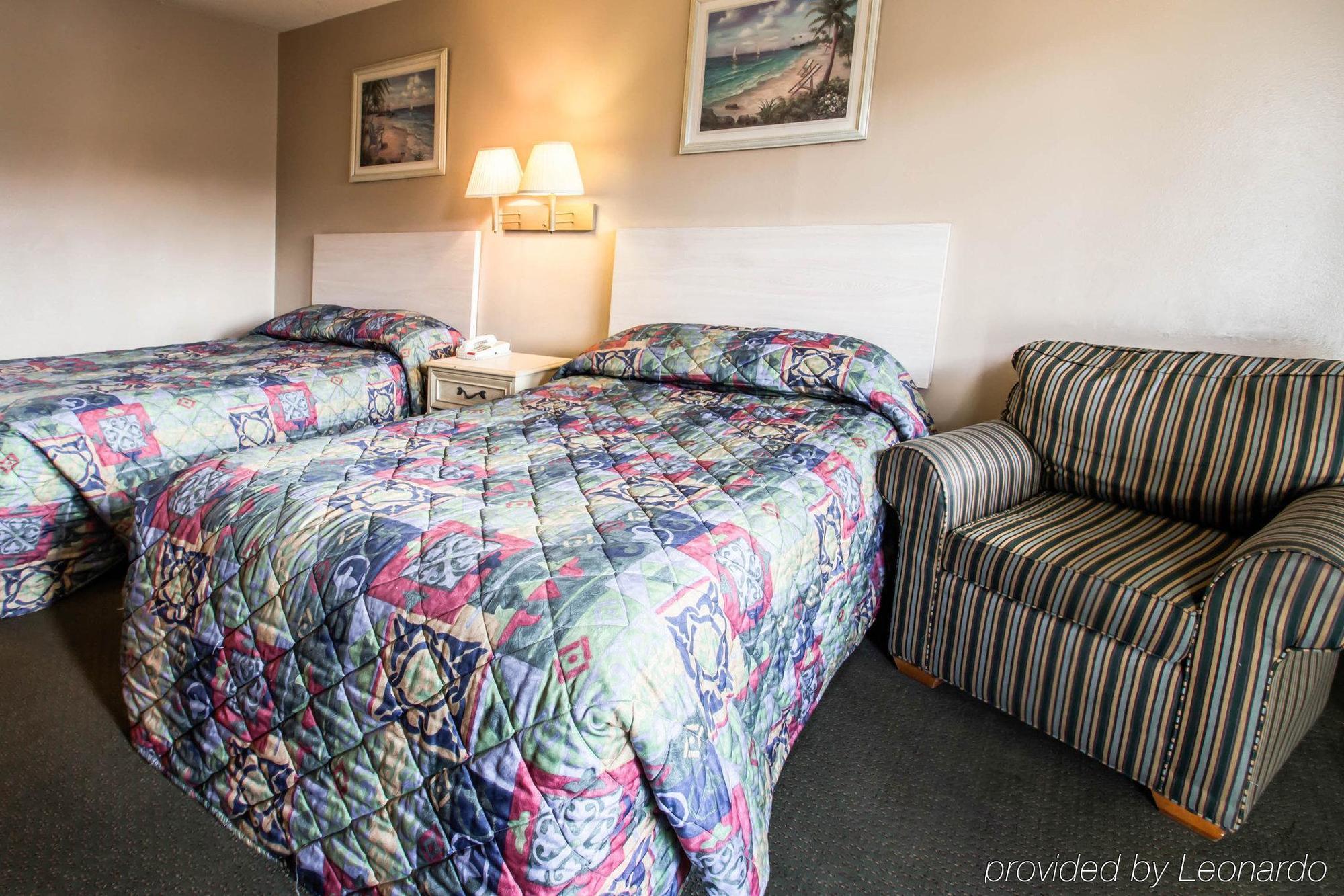Forest City Rodeway Inn מראה חיצוני תמונה
